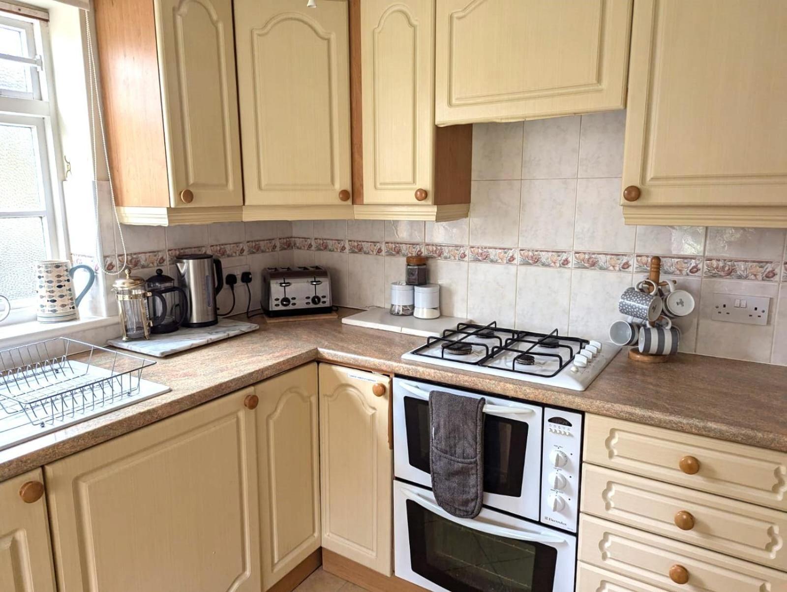 Georgian 2 Bedroom Apartment In Chichester With Free Parking - Chichester Holiday Properties מראה חיצוני תמונה