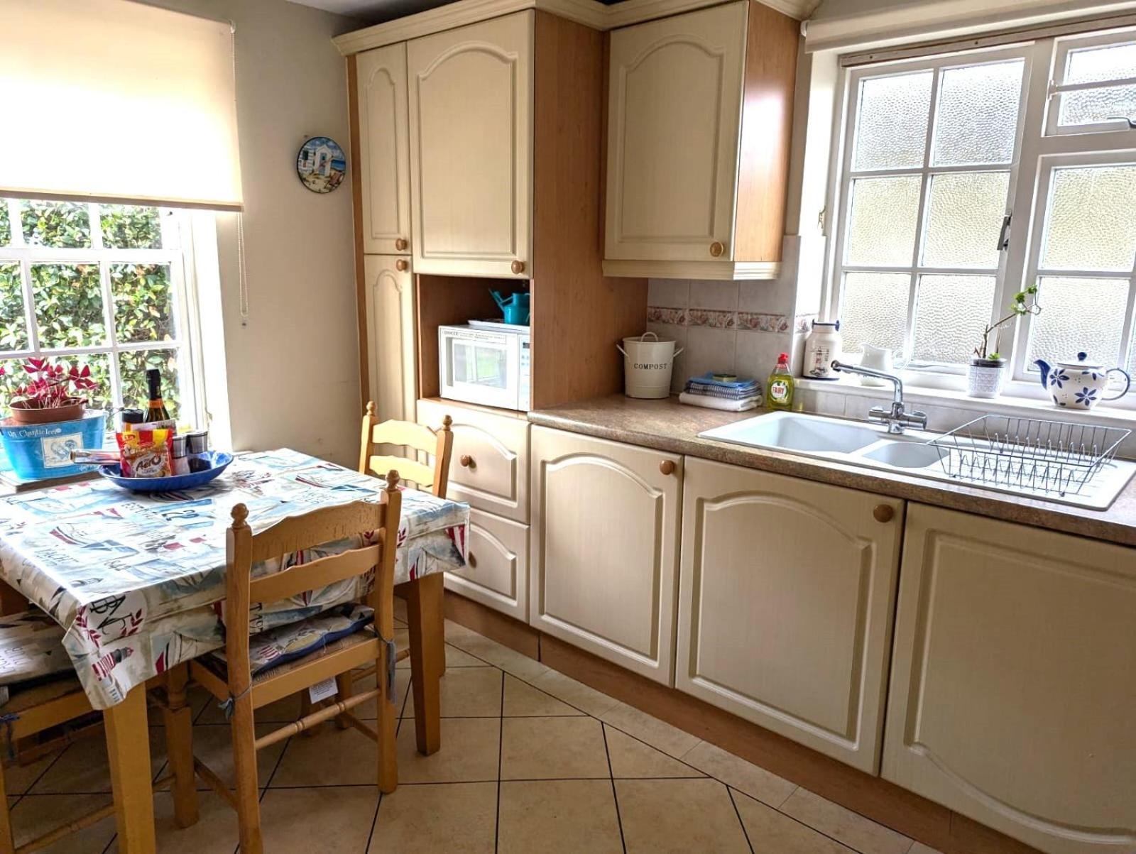 Georgian 2 Bedroom Apartment In Chichester With Free Parking - Chichester Holiday Properties מראה חיצוני תמונה